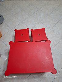 tavolino rosso Ikea con 2 sgabelli 
