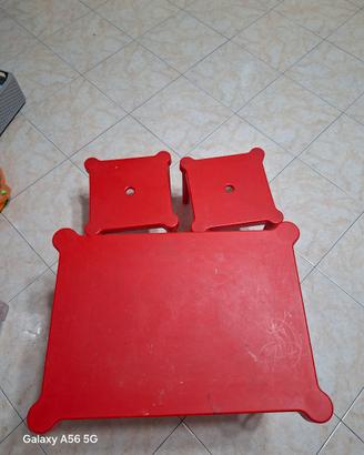tavolino rosso Ikea con 2 sgabelli 