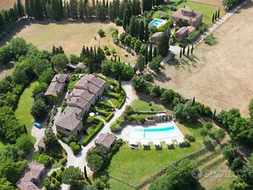Rustico / Casale di 1900 m² con più di 5 locali e 
