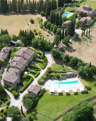 Rustico / Casale di 1900 m² con più di 5 locali e 
