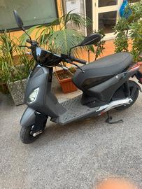 Scooter elettrico Piaggio 125 con targa