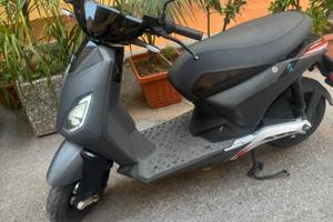 Scooter elettrico Piaggio 125 con targa