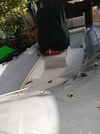 Gommone e carrello stradale