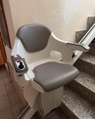 Sedia montascale a poltroncina elettrica