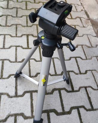 Tre piede per macchina fotografica o cinepresa.