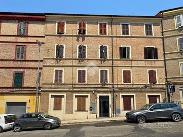3 LOCALI A ANCONA