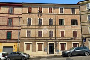3 LOCALI A ANCONA