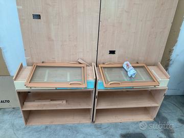 Parete attrezzata con cassetti e vetrine