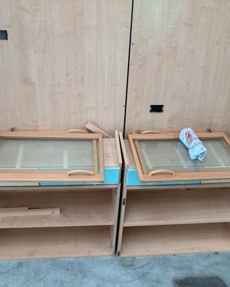 Parete attrezzata con cassetti e vetrine