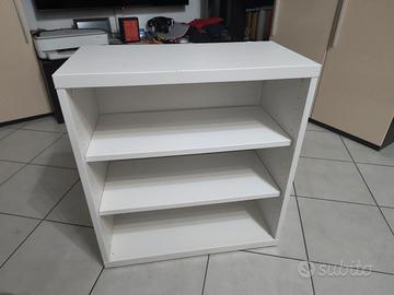 Comodino con ripiani aperto