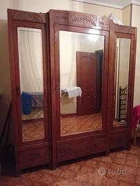 Splendido Armadio Antico in Legno Massiccio 