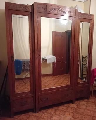Splendido Armadio Antico in Legno Massiccio 