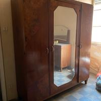 Armadio Antico in Legno con Specchio