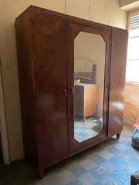 Armadio Antico in Legno con Specchio