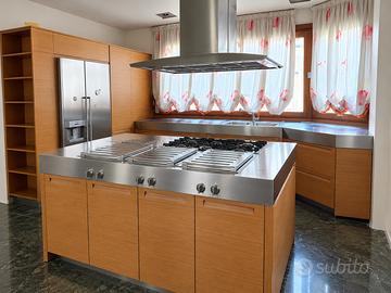 Cucina con elettrodomestici gaggeanu