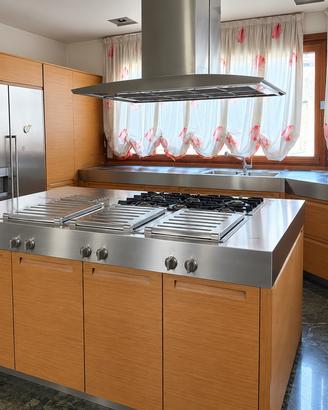 Cucina con elettrodomestici gaggeanu