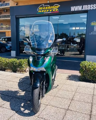 HONDA SH 125 VETRO TUTTO INCLUSO ANCHE PASSAGGIO