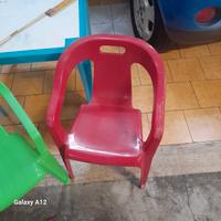 Tavolo per giochi con due sedioline per bimbi.