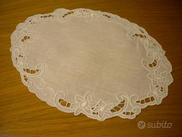 CENTRO IN LINO BIANCO RICAMATO A INTAGLIO