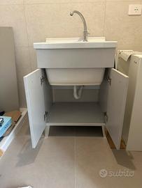 Lavatoio in ceramica con mobile e miscelatore
