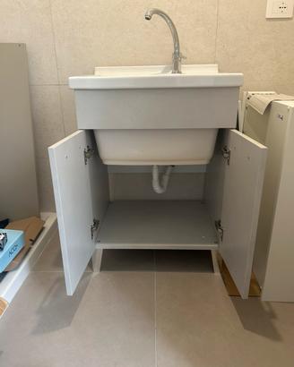 Lavatoio in ceramica con mobile e miscelatore