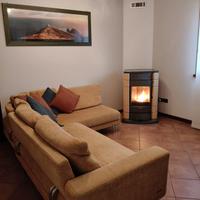 stufa pellet e divano