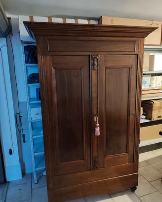 Armadio in legno massello  antico 