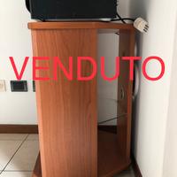 Mobile in legno con ruote