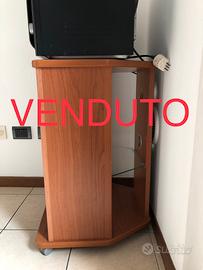 Mobile in legno con ruote