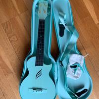 Ukulele enya con tracolla e capotasto