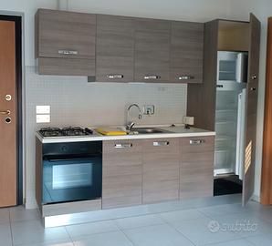 Cucina con elettrodomestici