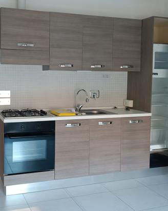Cucina con elettrodomestici