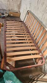 Due reti letto singole con doghe in legno