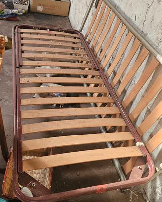 Due reti letto singole con doghe in legno