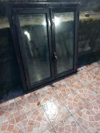 Finestra in alluminio doppia anta