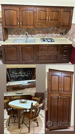 Cucina completa di lavastoviglie, tavolo e sedie