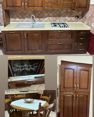 Cucina completa di lavastoviglie, tavolo e sedie