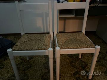 Sedie bianche in paglia