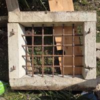 contorno finestra in pietra con inferriata