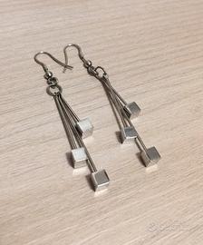 Orecchini lunghi di bigiotteria