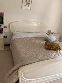 Letto + comodini + specchio e poltroncina