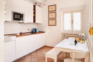 MONOLOCALE A CREMA