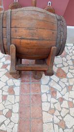 Barile in legno antico con supporto d’appoggio