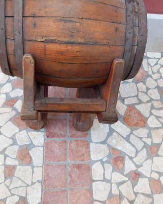 Barile in legno antico con supporto d’appoggio