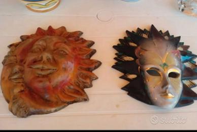 Due pezzi:1 maschera in ceramica da appendere e  1