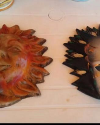 Due pezzi:1 maschera in ceramica da appendere e  1