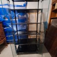 Vetrina illuminata in vetro e acciaio