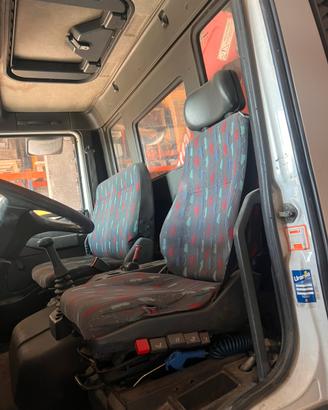 EUROCARGO IVECO con Gru