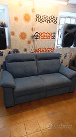 Divano azzurro con doppio motore