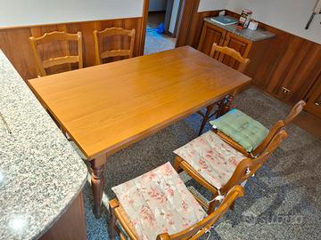 tavoli con sedie 